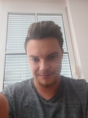 <span>Dominik, 26</span> <span style='width: 25px; height: 16px; float: right; background-image: url(/bitmaps/flags_small/DE.PNG)'> </span><br><span>Regensburg, Allemagne</span> <input type='button' class='joinbtn' style='float: right' value='JOIN NOW' />