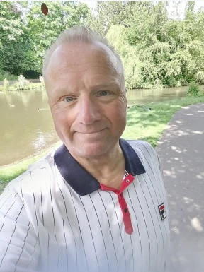 <span>Mark, 57</span> <span style='width: 25px; height: 16px; float: right; background-image: url(/bitmaps/flags_small/UK.PNG)'> </span><br><span>Liverpool, Royaume-Uni</span> <input type='button' class='joinbtn' style='float: right' value='JOIN NOW' />